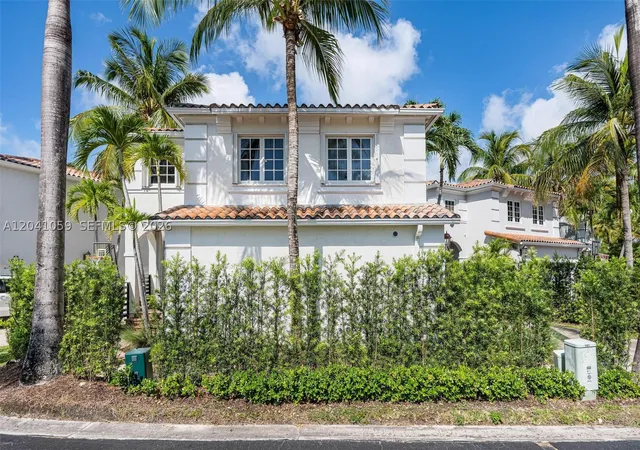Photo 4 of Single family home for sale at 20940 Ne 31St Pl, Aventura, FL 33180 | MLS# A12041059 | Listing updated on 2026-10-07