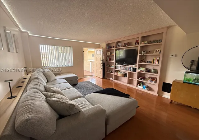 Listing Photo 4 - Condo for sale in building located at 17000 Nw 67Th Ave, Hialeah, FL 33015 - Unit #402