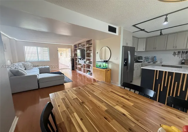 Listing Photo 5 - Condo for sale in building located at 17000 Nw 67Th Ave, Hialeah, FL 33015 - Unit #402