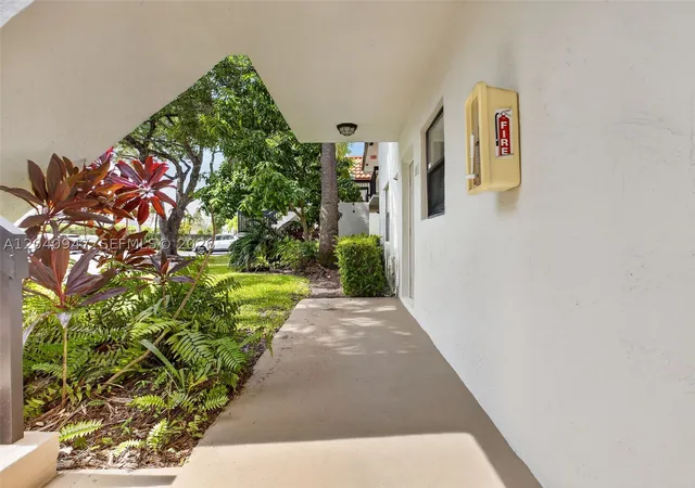Listing Photo 5 - Condo for sale in building located at 15718 E Waterside Cir, Sunrise, FL 33326 - Unit #105