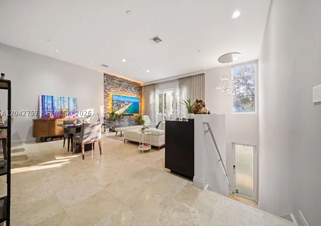 Photo 4 of Townhouse for sale at 710 Ne 3Rd Ave, Fort Lauderdale, FL 33304 | MLS# A12042757 | Listing updated on 2026-09-18