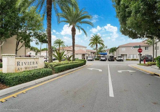 Photo 3 of Townhouse for sale at 221 Riviera Cir, Weston, FL 33326 | MLS# A12042244 | Listing updated on 2026-09-10