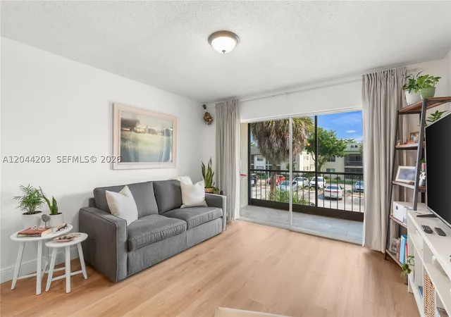 Listing Photo 5 - Condo for sale in building located at 4161 Nw 90Th Ave, Coral Springs, FL 33065 - Unit #206