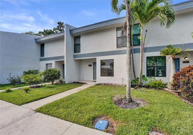 Photo 2 of Townhouse for sale at 9220 Nw 14th St #272, Pembroke Pines, FL 33024 | MLS# A12043835 | Listing updated on 2026-09-06