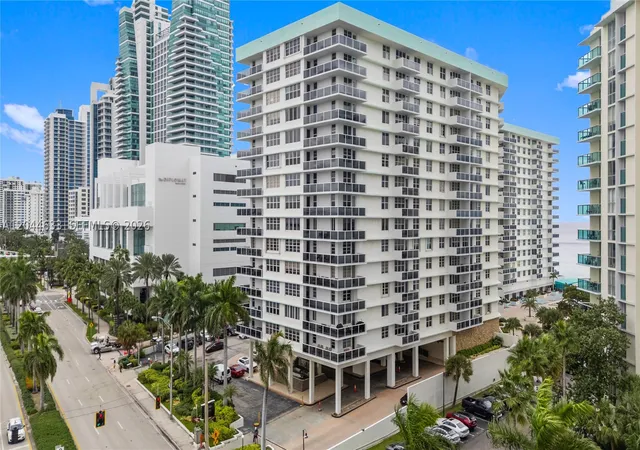 Listing Photo 4 - Condo for sale in building located at 3725 S Ocean Dr, Hollywood, FL 33019 - Unit #1117