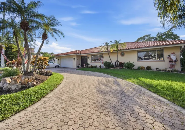 Photo 4 of Single family home for sale at 713 Diplomat Pkwy, Hallandale Beach, FL 33009 | MLS# A12044507 | Listing updated on 2026-08-29