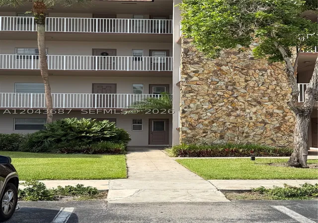 Listing Photo 4 - Condo for sale in building located at 8101 Sw 24Th Ct, Davie, FL 33324 - Unit #405