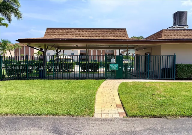 Listing Photo 5 - Condo for sale in building located at 8101 Sw 24Th Ct, Davie, FL 33324 - Unit #405