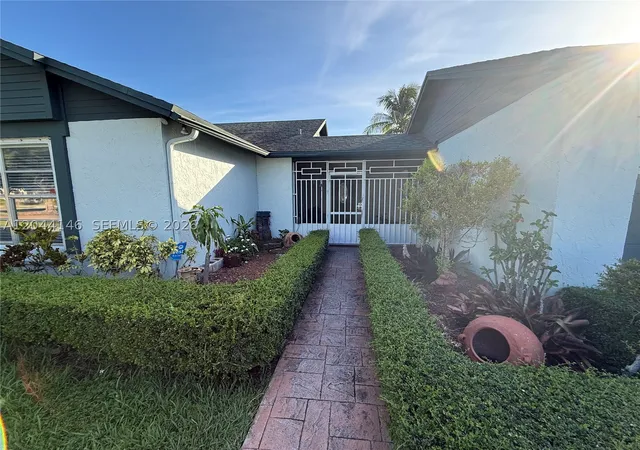Photo 3 of Single family home for sale at 15622 Sw 142nd Ct, Miami, FL 33177 | MLS# A12044146 | Listing updated on 2026-08-30