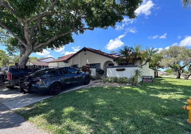 Photo 2 of Townhouse for sale at 6633 Nw 178th Ter, Hialeah, FL 33015 | MLS# A12046498 | Listing updated on 2026-09-10