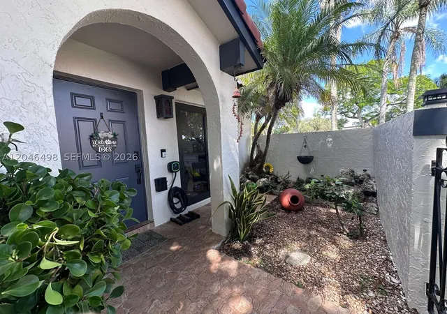 Photo 3 of Townhouse for sale at 6633 Nw 178th Ter, Hialeah, FL 33015 | MLS# A12046498 | Listing updated on 2026-09-10