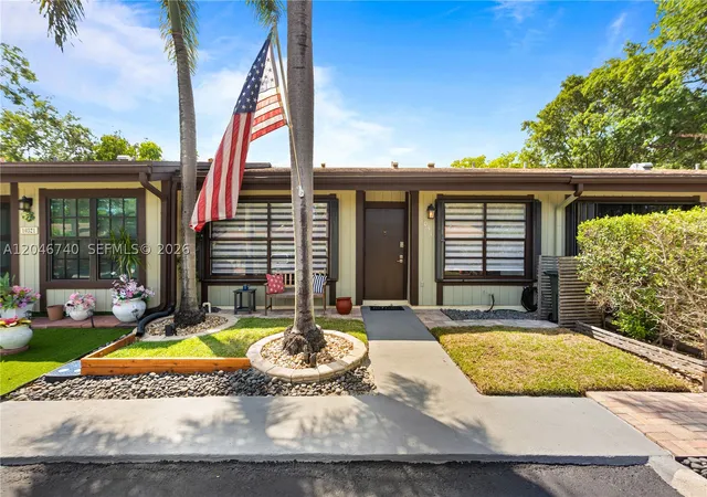 Photo 2 of Townhouse for sale at 10311 Laurel Ct, Pembroke Pines, FL 33026 | MLS# A12046740 | Listing updated on 2026-08-28