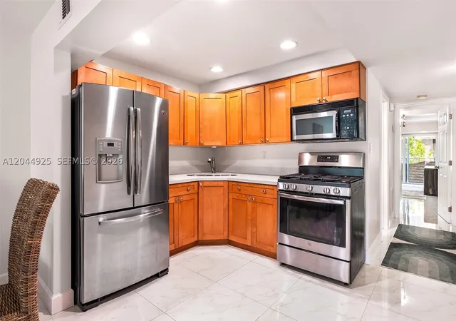 Photo 4 of Condo for sale at 405 N Hibiscus Dr #204, Miami Beach, FL 33139 | MLS# A12044925 | Listing updated on 2026-09-17