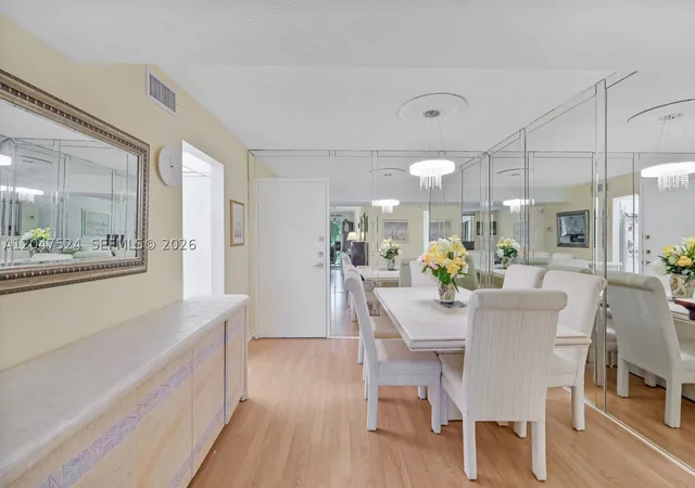 Listing Photo 4 - Condo for sale in building located at 7000 Nw 17Th St, Plantation, FL 33313 - Unit #303