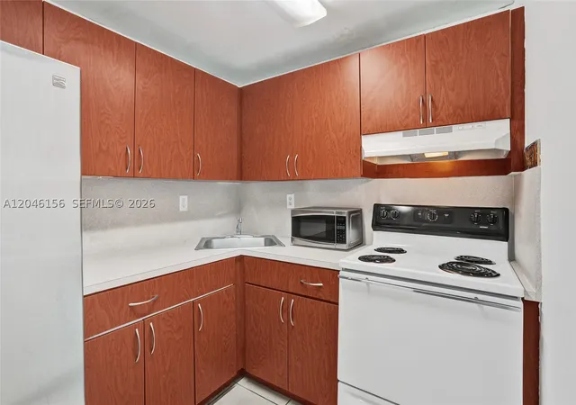 Listing Photo 5 - Condo for sale in building located at 606 W 81St St, Miami, FL 33014 - Unit #323