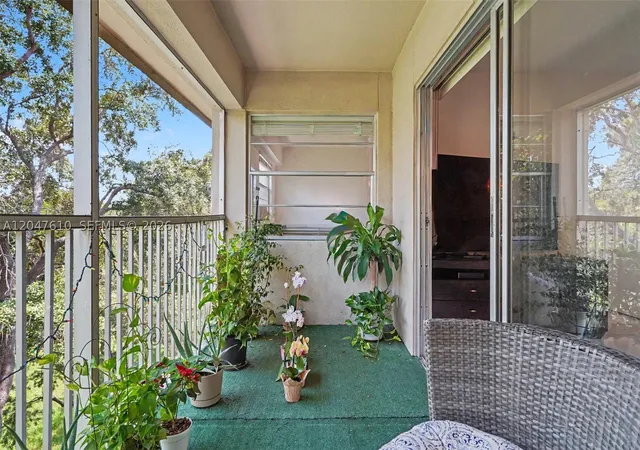 Listing Photo 4 - Condo for sale in building located at 1251 Sw 125Th Ave, Pembroke Pines, FL 33027 - Unit #402T