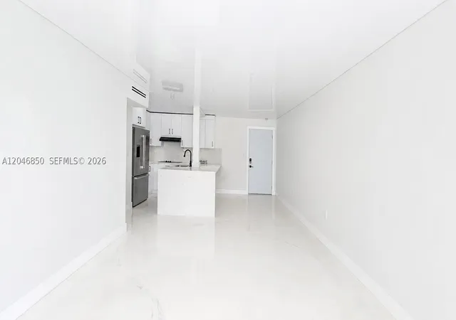 Listing Photo 4 - Condo for sale in Golfview Club at Fontainebleau located at 9682 Fontainebleau Blvd, Miami, FL 33172 - Unit #203