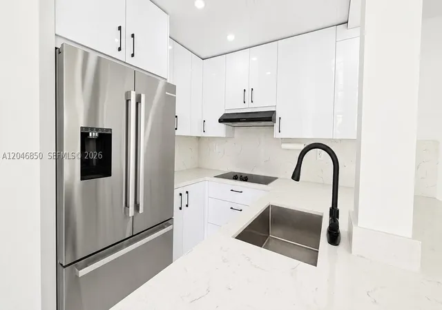 Listing Photo 5 - Condo for sale in Golfview Club at Fontainebleau located at 9682 Fontainebleau Blvd, Miami, FL 33172 - Unit #203