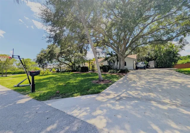 Photo 3 of Mansion for sale at 5131 Sw 201st Ter, Southwest Ranches, FL 33332 | MLS# A12047766 | Listing updated on 2026-09-07