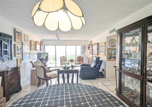 Listing Photo 4 - Condo for sale in building located at 9140 Fontainebleau Blvd, Miami, FL 33172 - Unit #504