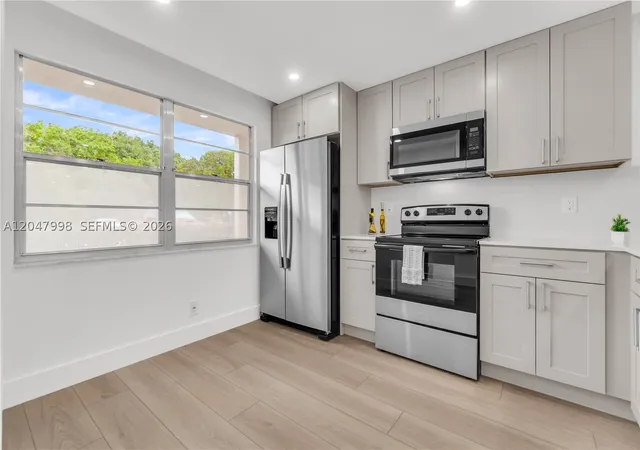 Listing Photo 4 - Condo for sale in building located at 2305 Lucaya Ln, Coconut Creek, FL 33066 - Unit #H1