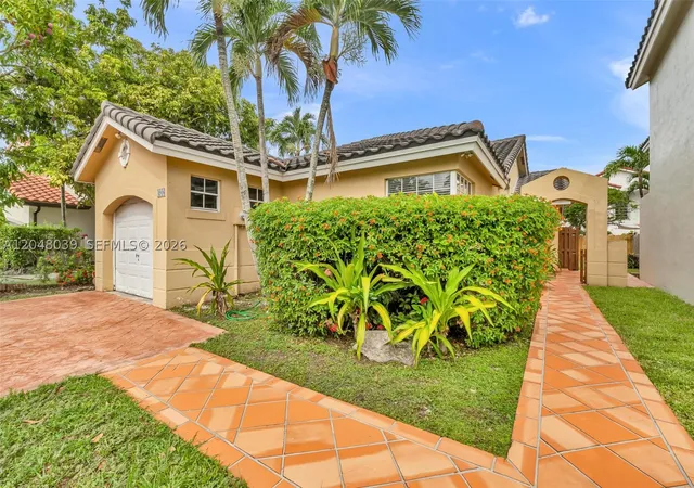 Photo 3 of Single family home for sale at 4916 Sw 154th Ave, Miami, FL 33185 | MLS# A12048039 | Listing updated on 2026-09-19