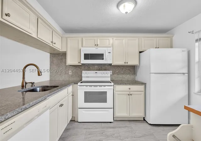 Listing Photo 5 - Condo for sale in building located at 1212 SE Bahama Bend, Coconut Creek, FL 33066 - Unit #G1