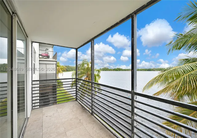 Listing Photo 2 - Condo for sale in Royal Bahamian West located at 1075 Ne Miami Gdns Dr, Miami, FL 33179 - Unit #306