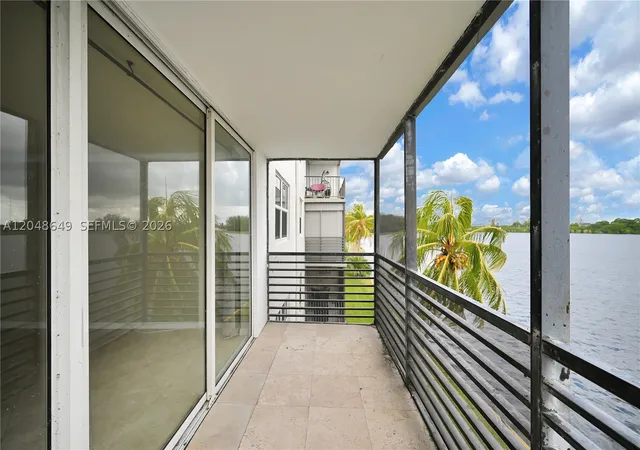 Listing Photo 3 - Condo for sale in Royal Bahamian West located at 1075 Ne Miami Gdns Dr, Miami, FL 33179 - Unit #306