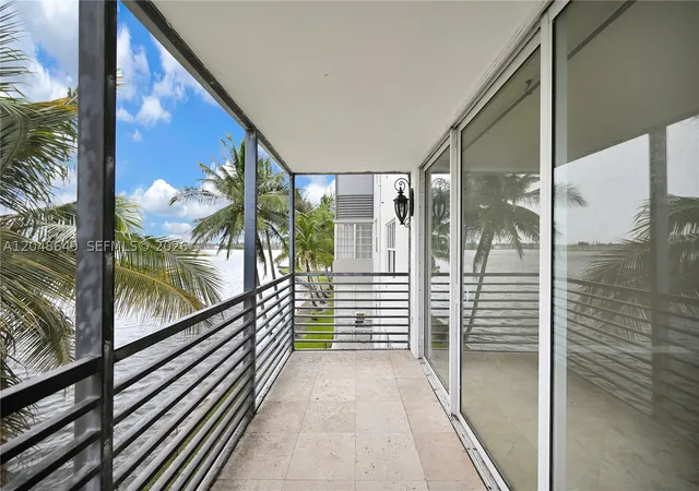 Listing Photo 4 - Condo for sale in Royal Bahamian West located at 1075 Ne Miami Gdns Dr, Miami, FL 33179 - Unit #306