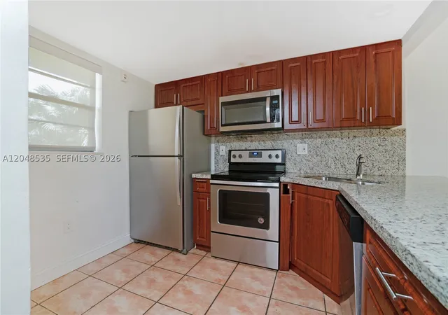 Listing Photo 3 - Condo for sale in building located at 10525 Sw 112Th Ave, Miami, FL 33176 - Unit #309
