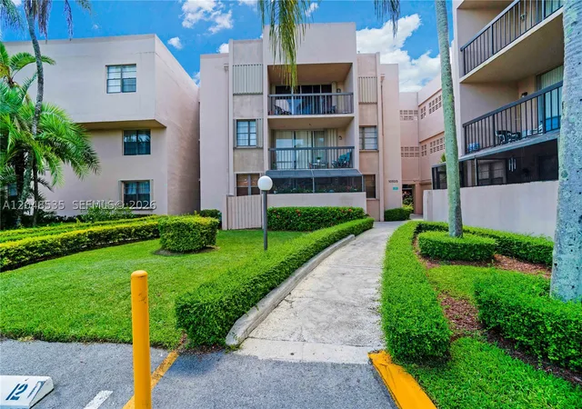 Listing Photo 4 - Condo for sale in building located at 10525 Sw 112Th Ave, Miami, FL 33176 - Unit #309