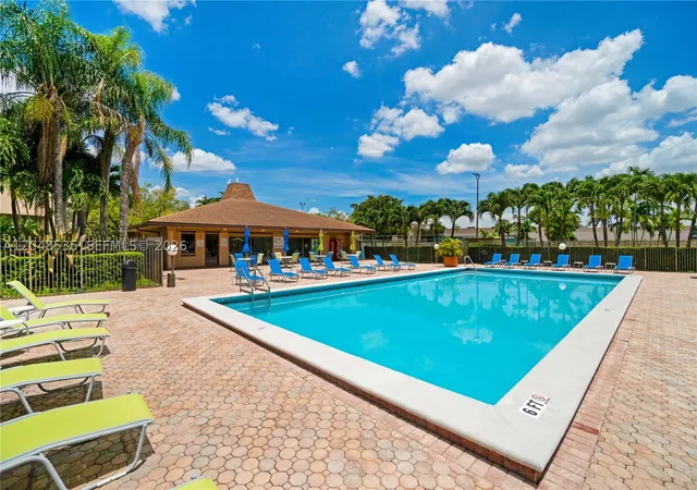 Listing Photo 5 - Condo for sale in building located at 10525 Sw 112Th Ave, Miami, FL 33176 - Unit #309