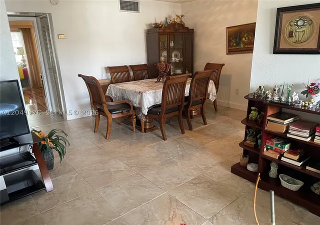 Listing Photo 4 - Condo for sale at Ro-Mont South Green, Unit W28 20120 Ne 2Nd Ave, Ro-Mont South Green, Miami, FL 33179 | Built Year: 1965-1975