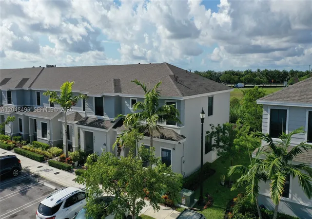 Photo 2 of Townhouse for sale at 438 Ne 12th St, Florida City, FL 33034 | MLS# A12048495 | Listing updated on 2026-08-31