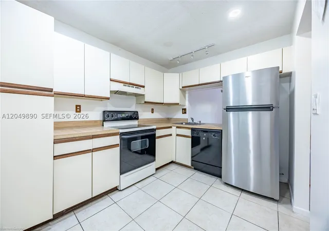 Photo 1 of Sale Pending at 3135 S Carambola Cir S #2368, Coconut Creek, FL 33066 | MLS# A12049890 | Listing updated on 2026-10-03