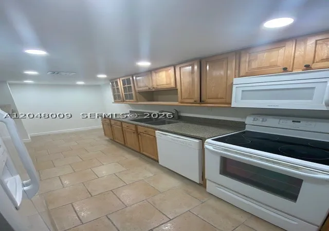 Photo 4 of Condo for sale at 18061 Biscayne Blvd #PH02, Aventura, FL 33160 | MLS# A12048009 | Listing updated on 2026-09-11
