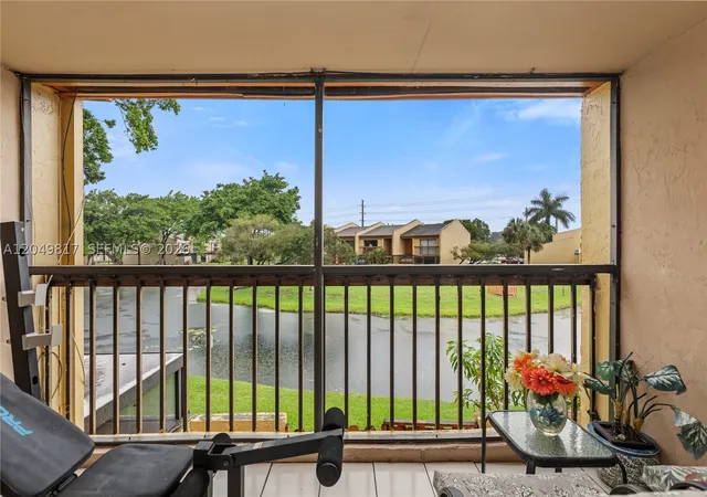 Photo 4 of Townhouse for sale at 1580 Nw 93Rd Ave #300, Pembroke Pines, FL 33024 | MLS# A12049817 | Listing updated on 2026-08-28