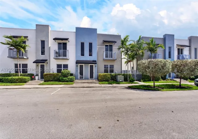 Photo 2 of Townhouse for sale at 405 Ne 35th Ct #5, Oakland Park, FL 33334 | MLS# A12050418 | Listing updated on 2026-09-25