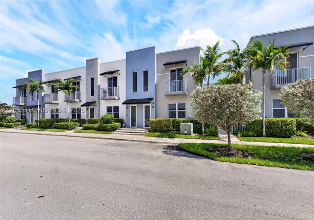 Photo 3 of Townhouse for sale at 405 Ne 35th Ct #5, Oakland Park, FL 33334 | MLS# A12050418 | Listing updated on 2026-09-25
