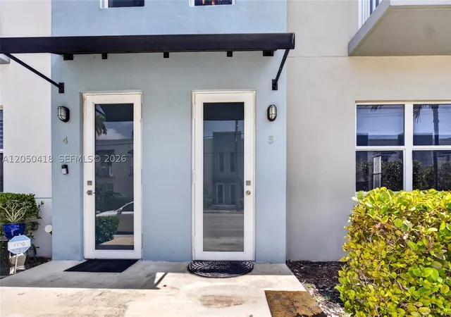 Photo 3 of Townhouse for sale at 405 Ne 35Th Ct #5, Oakland Park, FL 33334 | MLS# A12050418 | Listing updated on 2026-09-25