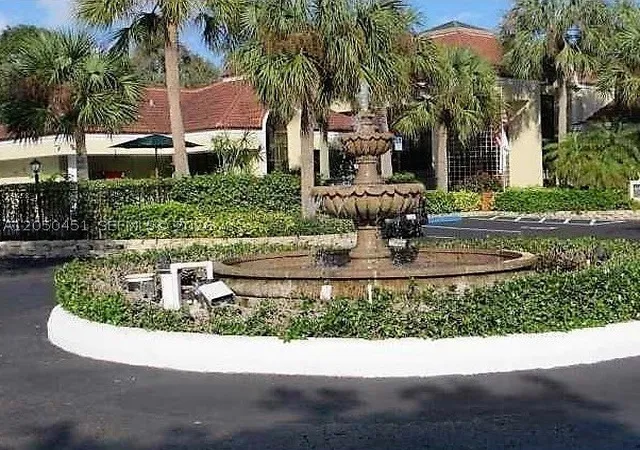 Listing Photo 2 - Condo for sale in building located at 1707 Vlg Blvd, West Palm Beach, FL 33409 - Unit #208