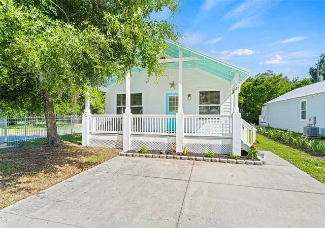 Photo 2 of Single family home for sale at 2 Poinciana Cove Rd, St Augustine, FL 32084 | MLS# A12045415 | Listing updated on 2026-09-02