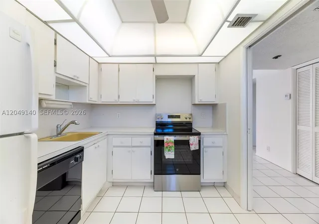 Photo 4 of Condo for sale at 605 Oaks Dr #607, Pompano Beach, FL 33069 | MLS# A12049140 | Listing updated on 2026-09-28