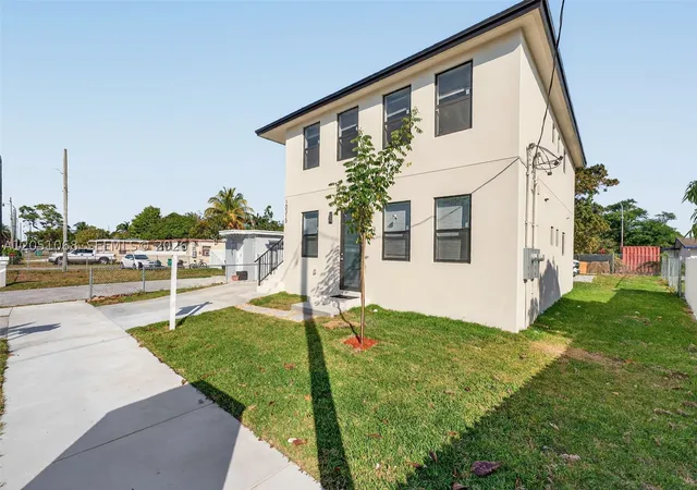 Photo 2 of Sale Pending at 10315 Sw 176th St, Miami, FL 33157 | MLS# A12051068 | Listing updated on 2026-10-05