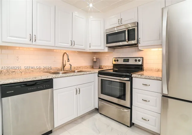 Listing Photo 2 - Condo for sale in building located at 130 Cypress Clb Dr, Pompano Beach, FL 33060 - Unit #324