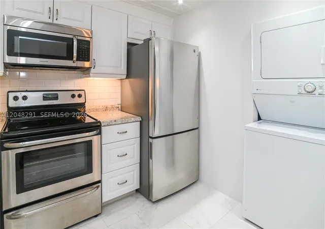Listing Photo 3 - Condo for sale in building located at 130 Cypress Clb Dr, Pompano Beach, FL 33060 - Unit #324