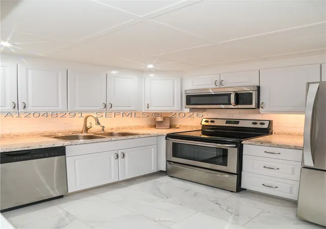 Listing Photo 4 - Condo for sale in building located at 130 Cypress Clb Dr, Pompano Beach, FL 33060 - Unit #324