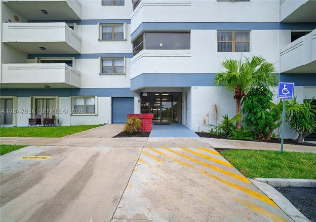 Listing Photo 4 - Condo for sale in building located at 1891 N 61St Ave, Hollywood, FL 33024 - Unit #B215