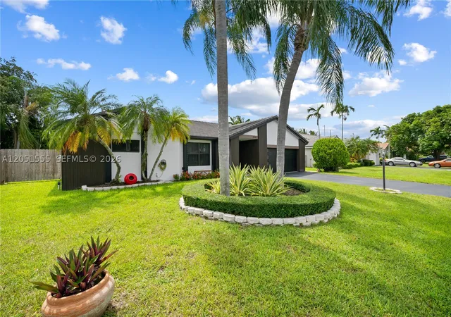 Photo 2 of Single family home for sale at 5741 W Waterford Dr, Davie, FL 33331 | MLS# A12051555 | Listing updated on 2026-09-13